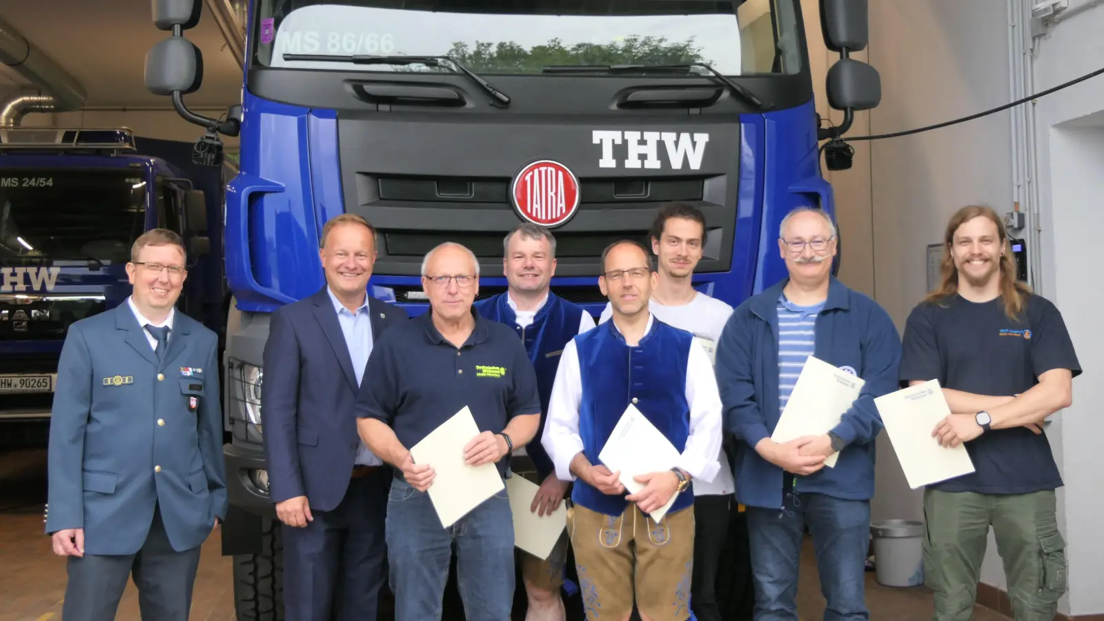 THW-Ortsbeauftragter Günter Felsmann, Landrat Robert Niedergesäß, Alfred Krenn, Martin Huber, Robert Gerlich, Benedikt Traut, Martin Peetz und Xaver Pacher (v. li.). (Foto: THW)