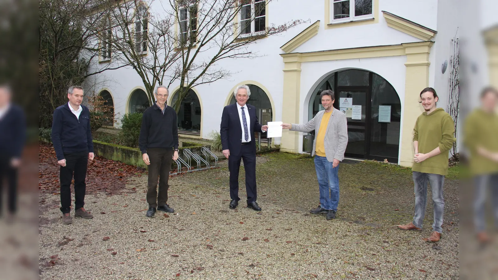 Andreas Henze (2. v. r.) und Hans Stanglmair von den Solarfreunden Moosburg (2. v. l.) übergaben die Studie zur Energiewende an Landrat HelmutPetz im Beisein der Energiebeauftragten Ivan Mikan (l.) und Moritz Strey (r.). (Foto: LRA)