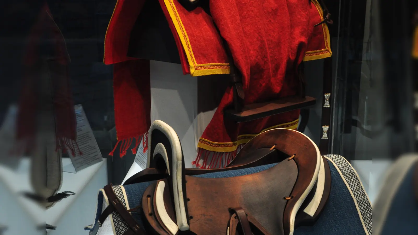 Eine exklusive Ausstellung zeigt Rekonstruktionen frühmittelalterlicher Sättel aus dem Kammergrab aus Aufhausen-Bergham. (Foto: Museum Erding)