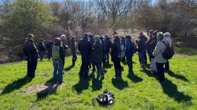 Violetta Just und die Teilnehmenden der Führung im Moor-Naturschutzgebiet Gfällach im Frühjahr 2025. (Foto: Lanzner)