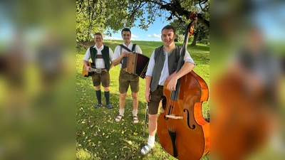 Das Trio Manawirtschaft spielt in Oberding ordentlich auf. (Foto: Singkreis)