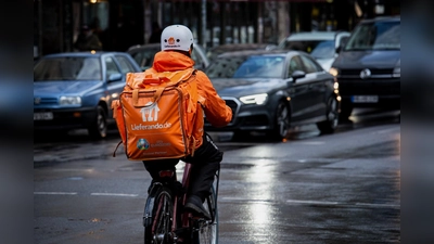 Bei Wind und Wetter unterwegs: Fahrrad-Kuriere bei Lieferando arbeiten zu niedrigen Löhnen und unter hoher Belastung, kritisiert die Gewerkschaft NGG. (Foto: NGG)