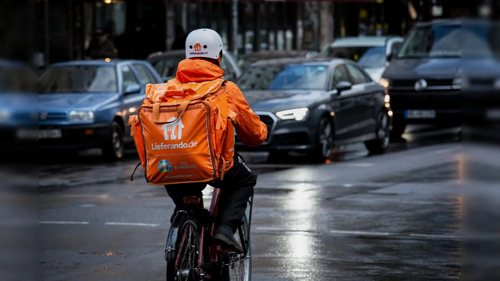 Bei Wind und Wetter unterwegs: Fahrrad-Kuriere bei Lieferando arbeiten zu niedrigen Löhnen und unter hoher Belastung, kritisiert die Gewerkschaft NGG. (Foto: NGG)