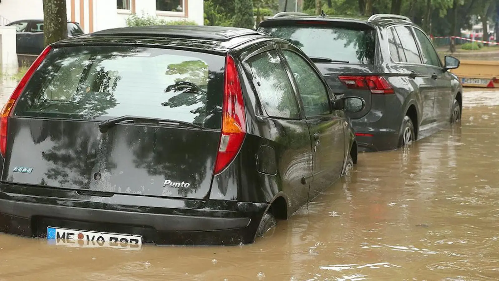 Für Hochwasser-Schäden an Autos kommt in der Regel die Teilkaskoversicherung auf. (Foto: dpa/David Young)
