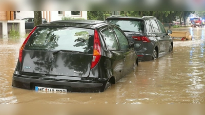 Für Hochwasser-Schäden an Autos kommt in der Regel die Teilkaskoversicherung auf. (Foto: dpa/David Young)