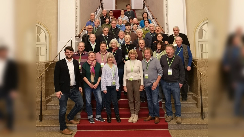 Interessierte nutzten die Gelegenheit, sich im Landtag umzusehen und mit Johannes Becher auszutauschen. (Foto: Laura Oberjatzas)