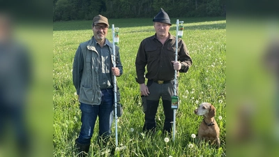 Dr. Karem Gomaa und Marcus Schmid machen auf das Thema "Kitztod durch Mähen" aufmerksam.  (Foto: BJV Ebersberg)