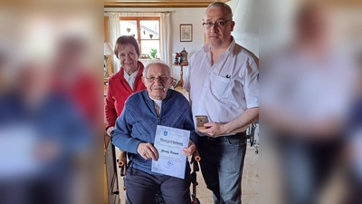 Ende März erhielt Franz Bauer die letzte von vielen Ehrungen und Auszeichnungen für die großen Verdienste um „seinen Verein“, den SKK-Grafing, aus der Hand von 1. Vorstand Stefan Wolf im Beisein von Hilde Bauer. (Foto: red)