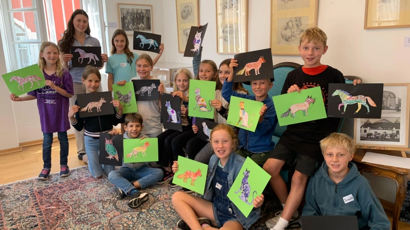 Bockhorner Ferienkinder mit ihren selbst geschaffenen Zentangle-Kunstwerken. Links hinten: Lisa, Auszubildende bei der Stadt Erding. (Foto: Museum Franz Xaver Stahl)