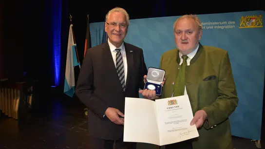 Anzings Altbürgermeister Franz Finauer erhielt von Innenminister Joachim Herrmann die Kommunale Verdienstmedaille in Silber verliehen. (Foto: Peter Schlecker )