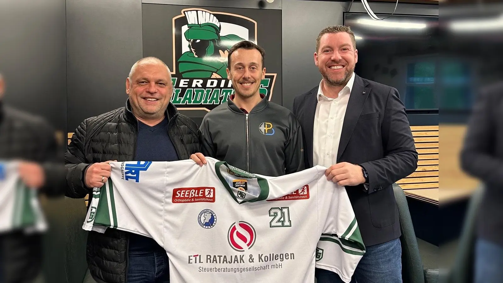 Kassier Christoph Mosbauer (links) und sportlicher Leiter David Whitney (rechts) begrüßten Sebastian Busch wieder im Team. (Foto: Erding Gladiators)