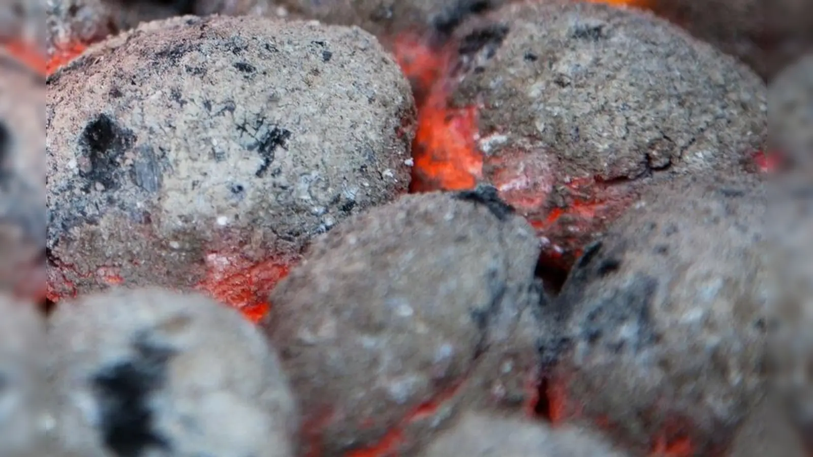 Die restliche Glut der Holzkohle entfachte sich durch den Wind erneut. (Foto: pixabay)