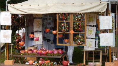 Von bunten Herbstgestecken über Töpferware, der Pantaleonmarkt bietet allerlei Waren feil. (Foto: Jositz)