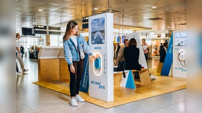 Die Erlebnisfläche „Net Zero 2035” macht die Klimaziele des Münchner Flughafens interaktiv erlebbar. (Foto: Flughafen München GmbH)