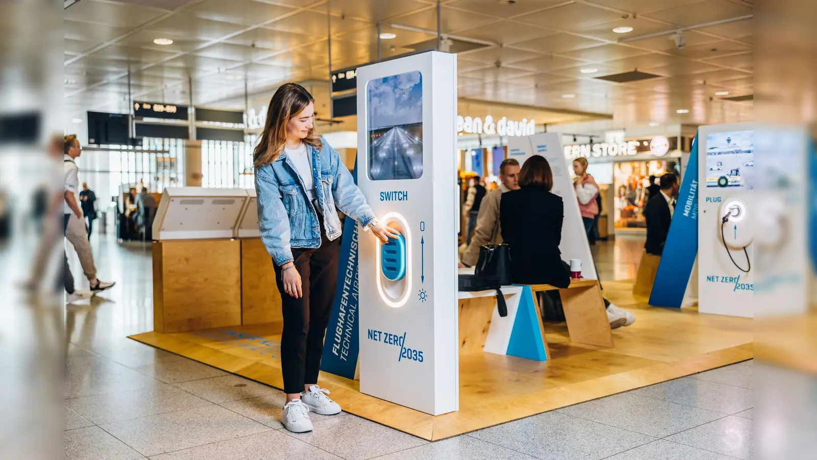 Die Erlebnisfläche „Net Zero 2035” macht die Klimaziele des Münchner Flughafens interaktiv erlebbar. (Foto: Flughafen München GmbH)