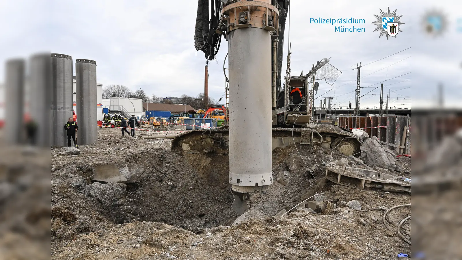Die Bombe befand sich bei der Explosion in einer Tiefe von ca. zwei bis drei Metern und es entstand ein Explosionskrater. (Foto: PP München)