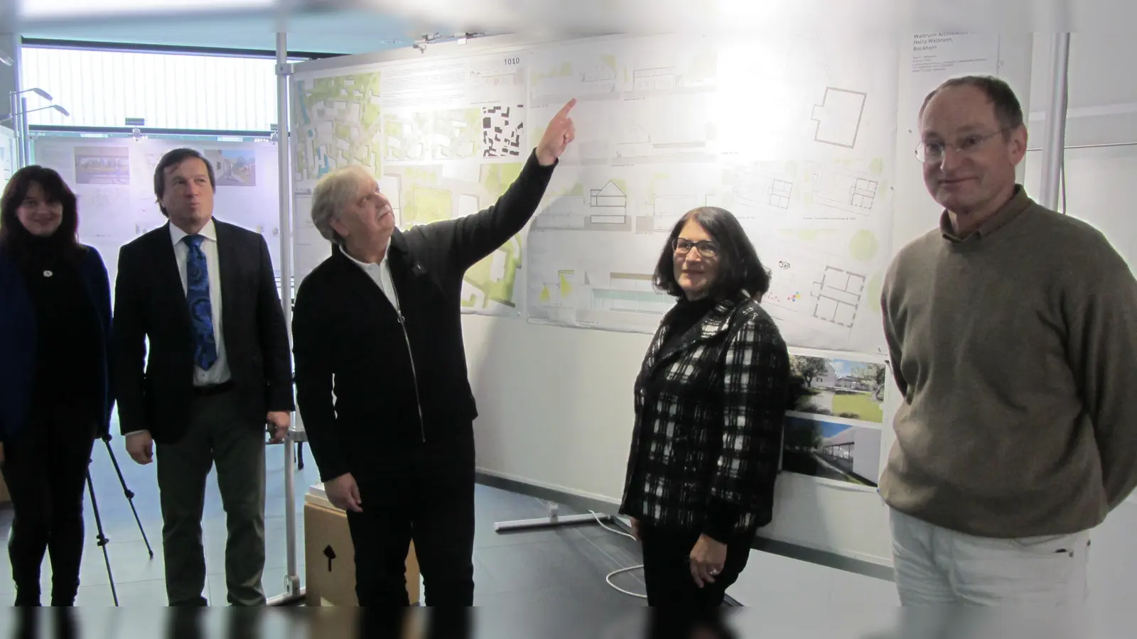 Elke Fischer (Hochbauamt Stadt Erding), OB Max Gotz, Architekt Karl Heinz Walbrunn, Landschaftsarchitektin Rita Lex-Kerfers und Stadtbaumeister Sebastion Henrich v. li. (Foto: Stadt Erding)