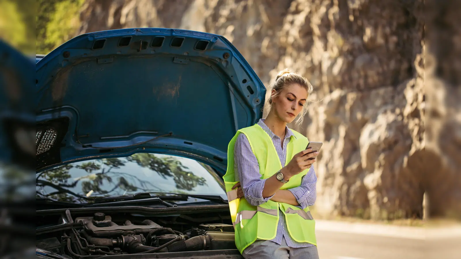 Beim Wechsel der Kfz-Versicherung sollte man auch die Zusatzleistungen berücksichtigen. Ein Beispiel ist die digitale Kundenkarte: Damit hat man seine Vertragsinfos stets zur Hand. (Foto: djd/Nürnberger Versicherung/Getty Images/South_agency)