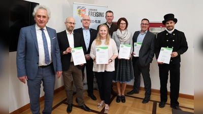 Landrat Helmut Petz (von links) überreichte die Urkunden an Florian Bergmann und Dr. Markus Meder (Clariant Moosburg), Gloria Heinz (Heinz Entsorgung GmbH), Christian und Gertraud Huber (Hotel Huberhof Allershausen), Michael Seitz (JAS Forwarding GmbH Hallbergmoos) und Bezirksschornsteinfeger Jürgen Schwaiger aus Zolling. (Foto: LRA Freising)