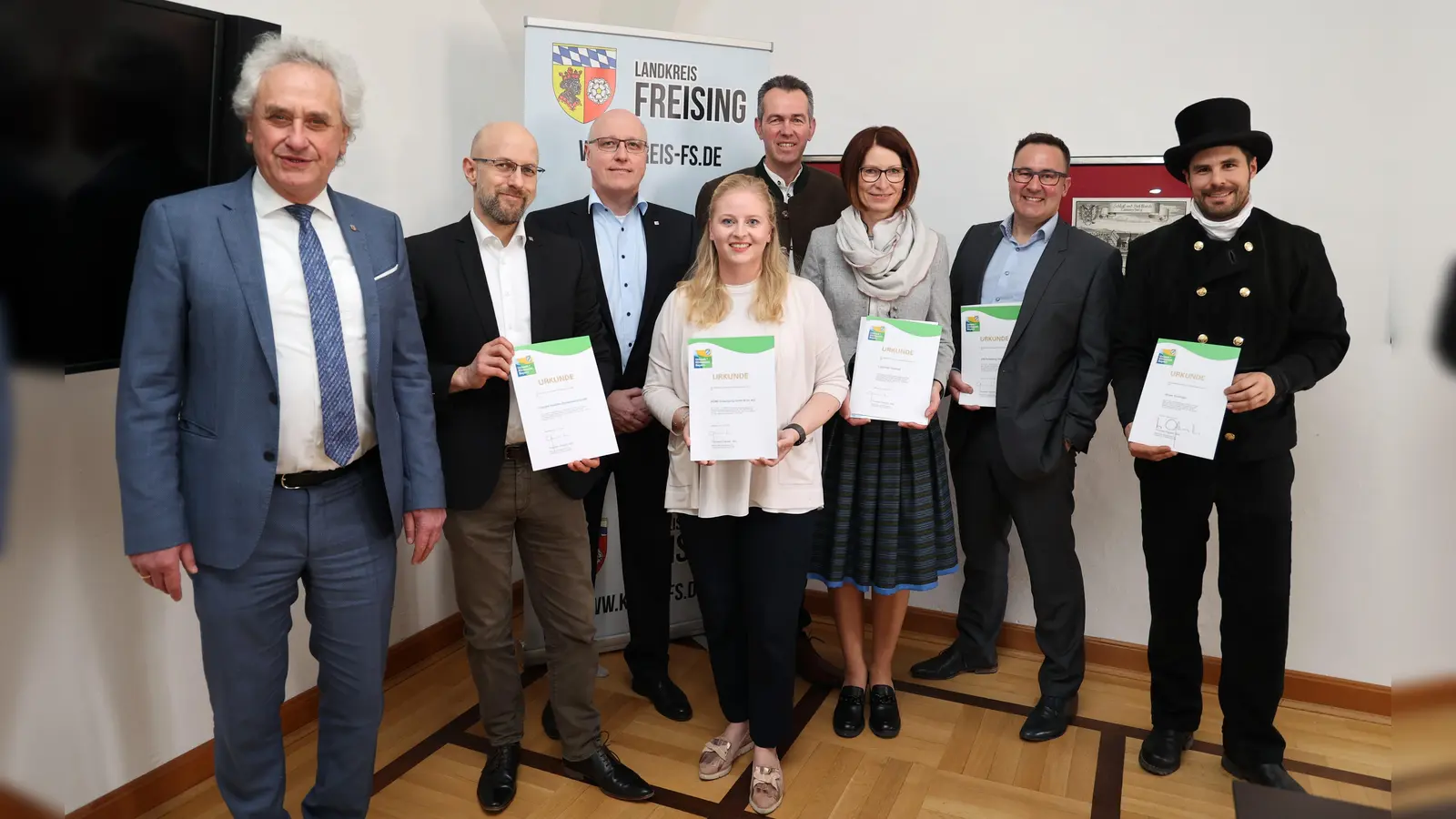 Landrat Helmut Petz (von links) überreichte die Urkunden an Florian Bergmann und Dr. Markus Meder (Clariant Moosburg), Gloria Heinz (Heinz Entsorgung GmbH), Christian und Gertraud Huber (Hotel Huberhof Allershausen), Michael Seitz (JAS Forwarding GmbH Hallbergmoos) und Bezirksschornsteinfeger Jürgen Schwaiger aus Zolling. (Foto: LRA Freising)