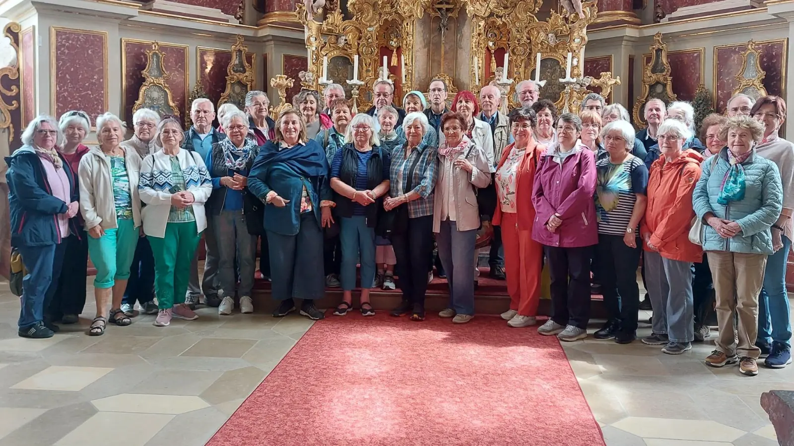 Die interessierten Teilnehmer auf der Fahrt. (Foto: Anton Hirth )