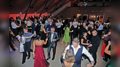 Begeisterte Tänzer beim Ball im vergangenen Jahr. Auch am 8. November spielt wieder die Heiner-Ohnheiser-Band für alle Tanzbegeisterte. (Foto: DaCapo)