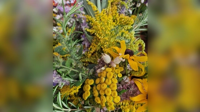 Sie schauen nicht nur schön aus, sondern riechen auch noch gut. Die traditionellen Kräuterbuschen zu Mariä Himmelfahrt. (Foto: M. John)