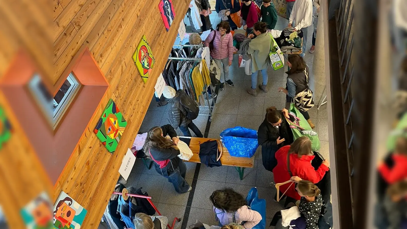 Die vierte Kleidertauschparty des Netzwerks „Erding der Zukunft“ lockte rund 500 Besucherinnen und Besucher in die Mädchenrealschule Heilig Blut.  (Foto: Erding der Zukunft)