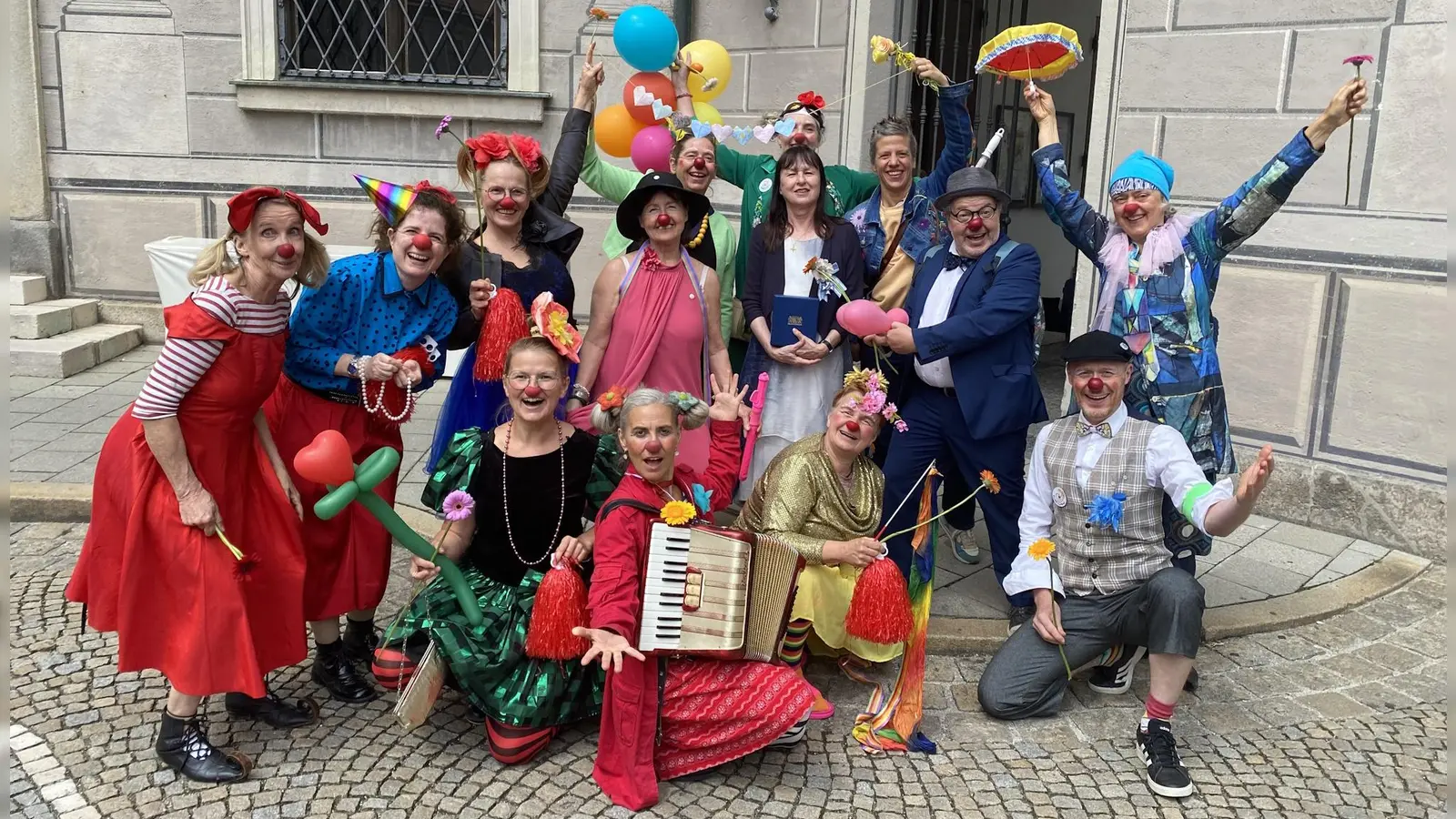 Elisabeth Makepeace-Vondrak feiert ihre Auszeichnung mit dem Bayerischen Verdienstorden mit den KlinikClowns. (Foto: Karin Platzer)