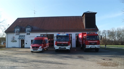 Der Fuhrpark der FW Walpertskirchen mit dem neuen HLF 20 in der Mitte. (Foto: FW Walpertskirchen)