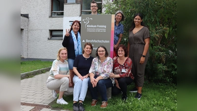 Das Lehrerteam der Berufsfachschulen für Pflege und Krankenpflegehilfe des Klinikums Freising mit Schulleiterin Eva Gall (Mitte, li.).  (Foto: Klinikum Freising)