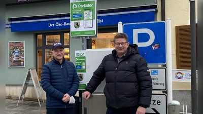 Bürgermeister Ulrich Proske (rechts) und Rathaus Mitarbeiter Torsten Karbstein. (Foto: Stadt Ebersberg)