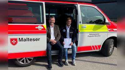 Bezirksgeschäftsführer Herbert Eder (li.) gratulierte Wolfgang Bremberger zum 25-jährigen Dienstjubiläum. (Foto: Malteser)