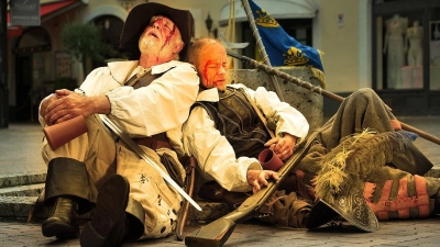 Erschöpfte Schwedische Kämpfer: Jörg Schnell und Oliver Scheufler im Hl-Geist Hof. Passanten sollten sich vorsehen! (Foto: VSG Altenerding)