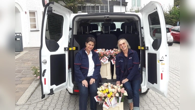 Mit einer Rose und einer Karte verteilten Eva Seufert (links) und Petra Kreus von den Maltesern zum Tag der älteren Menschen ein Zeichen der Wertschätzung. (Foto: Malteser)