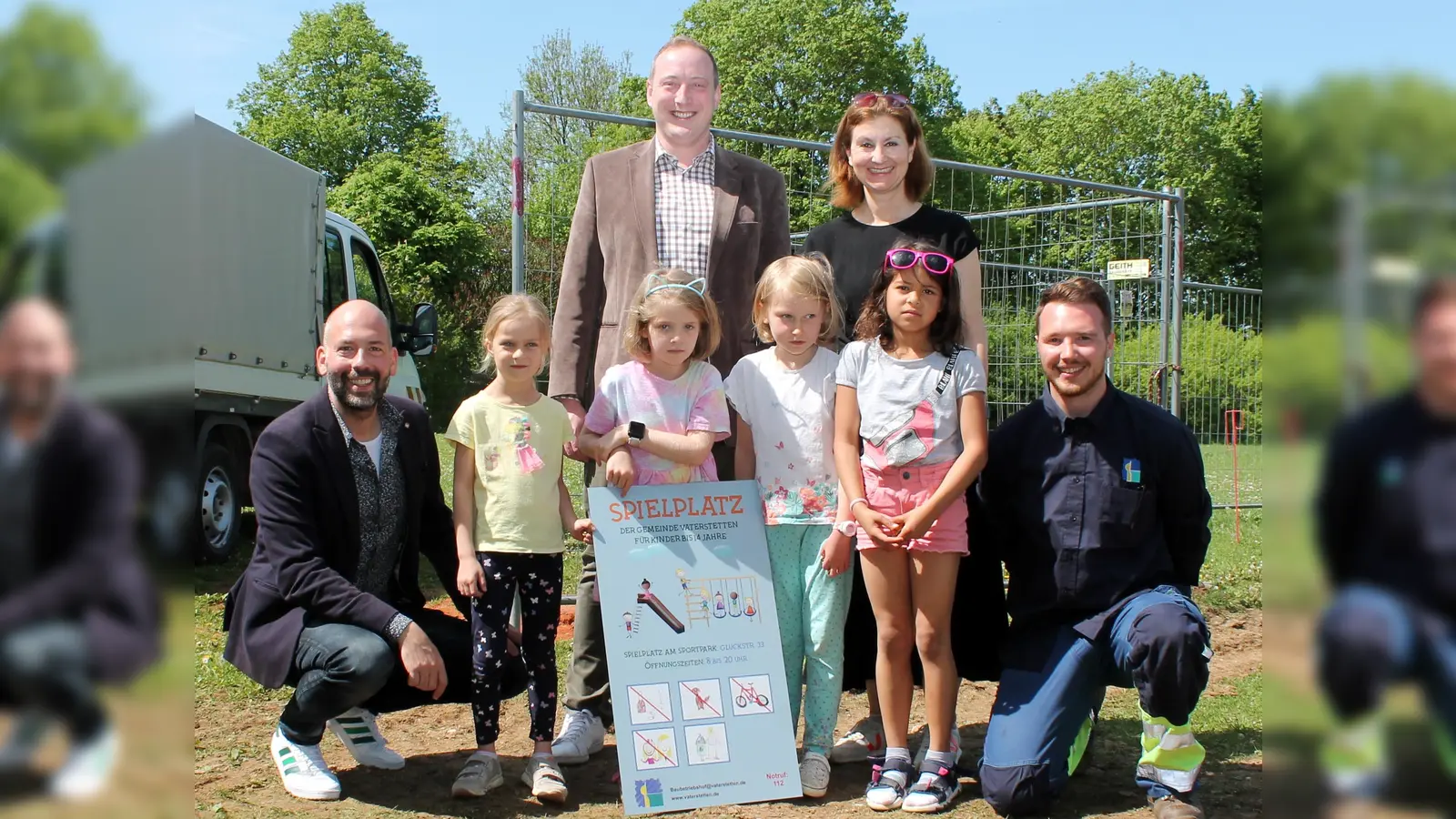 Kay Rainer, Bürgermeister Leonhard Spitzauer, Rektorin Catherine Aicher und Tizian Meißner (v. li.) umrahmen die vier Siegerinnen. (Foto: © Gemeinde Vaterstetten/NW & WD)