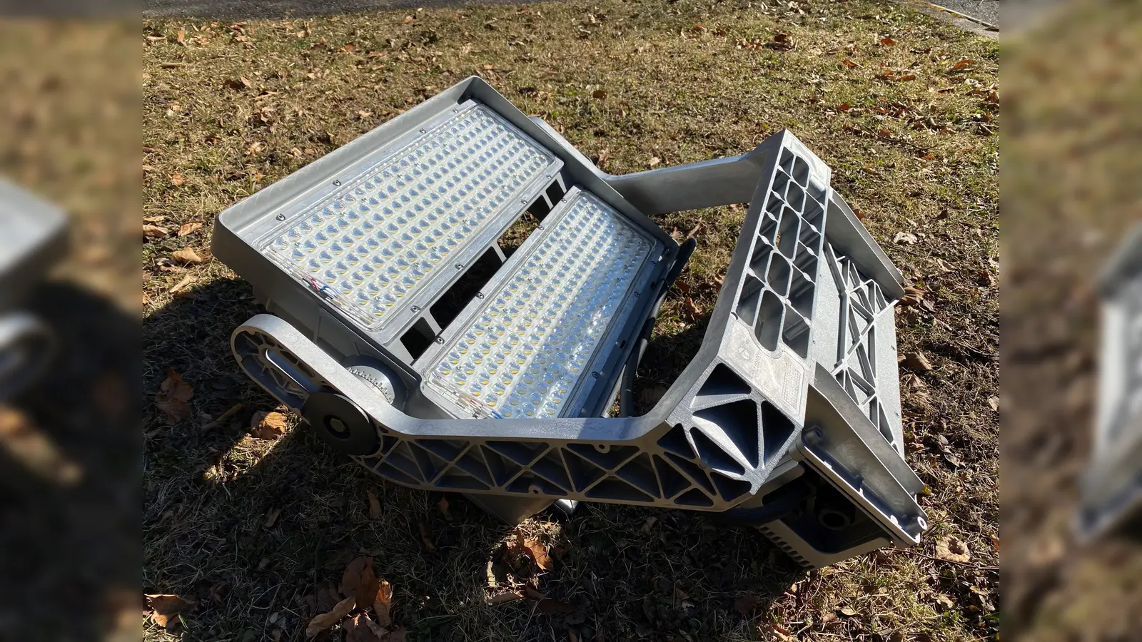 Die Stadt Ebersberg hat sich die neuen LED-Flutlichtstrahler rund 140.000 Euro kosten lassen. (Foto: Stadt Ebersberg)