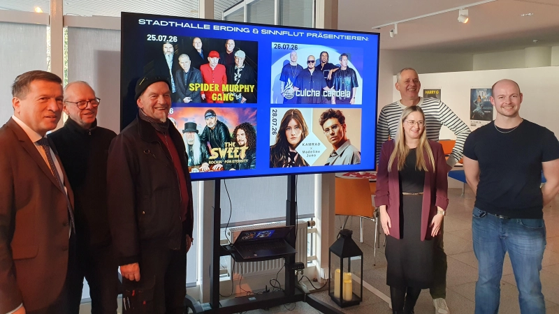 Oberbürgermeister Max Gotz, Peter Feller und Börnie Sparakowski (beide Sinnflut GmbH), sowie Daniel Strowitzki (Geschäftsführer Stadthalle), Lea Feller (Sinnflut GmbH) und Valentin Kallinger (Kulturbeauftragter Stadthalle) stellten das neue Konzept vor. (v.l.n.r.) (Foto: jhö)