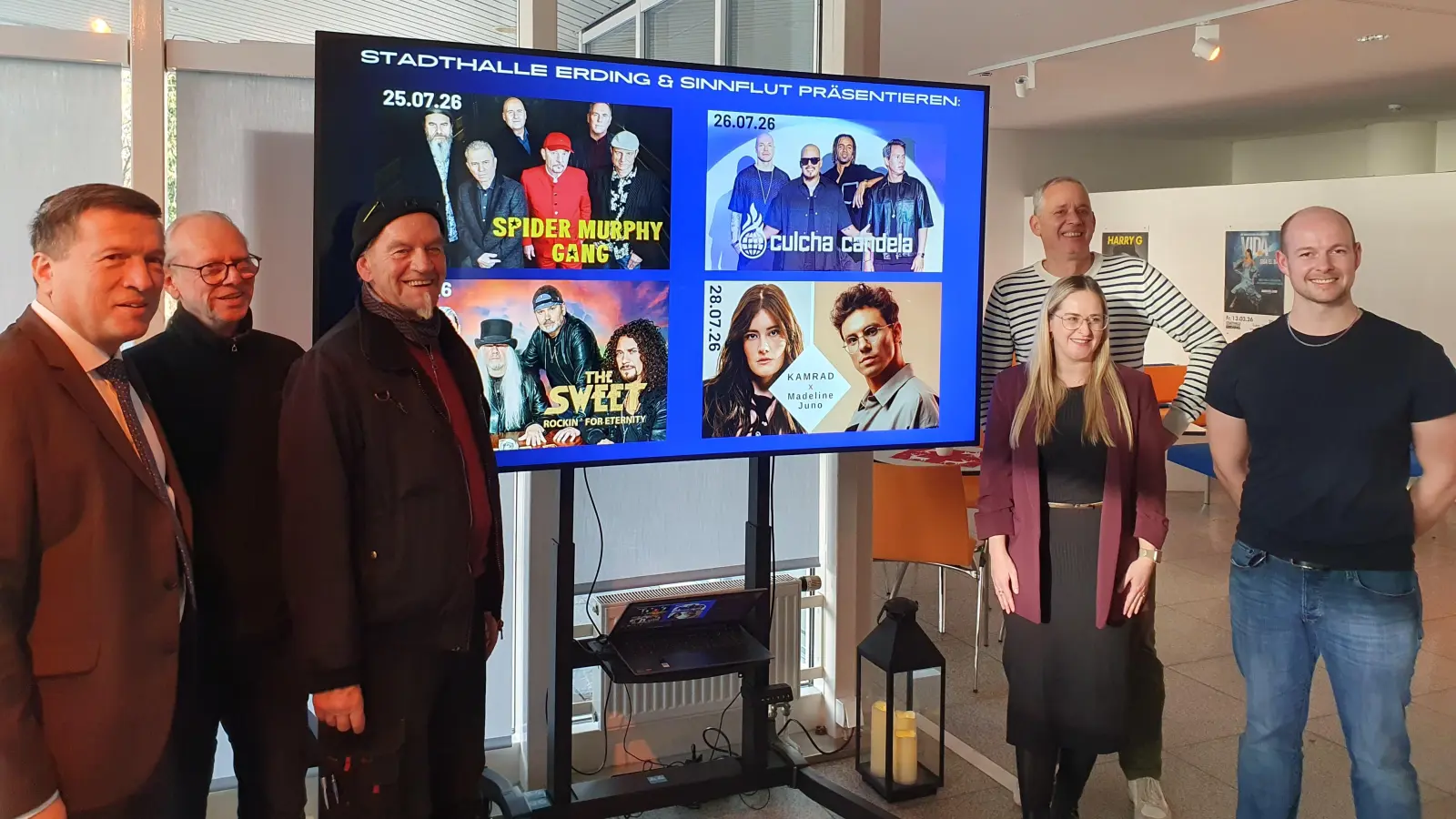 Oberbürgermeister Max Gotz, Peter Feller und Börnie Sparakowski (beide Sinnflut GmbH), sowie Daniel Strowitzki (Geschäftsführer Stadthalle), Lea Feller (Sinnflut GmbH) und Valentin Kallinger (Kulturbeauftragter Stadthalle) stellten das neue Konzept vor. (v.l.n.r.) (Foto: jhö)