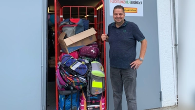 Ein Mitarbeiter der AWO holte die Schulranzen bei der Flüchtlingshilfe Erding ab. (Foto: Flüchtlingshilfe Erding e.V.)