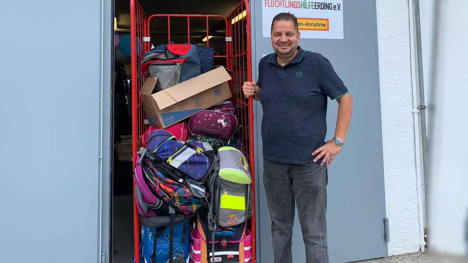 Ein Mitarbeiter der AWO holte die Schulranzen bei der Flüchtlingshilfe Erding ab. (Foto: Flüchtlingshilfe Erding e.V.)