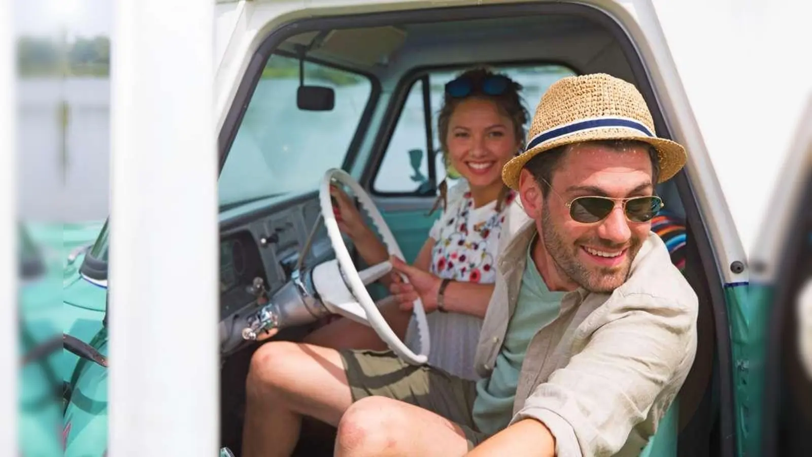 Ein gründlicher Fahrzeugcheck vor Abfahrt schützt vor Pannen.  (Foto: djd/Robert Bosch)