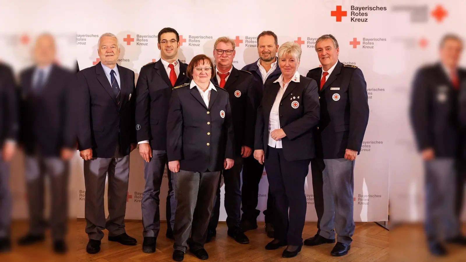 Clemens Salzer (2.v.li.) in Anwesenheit von Georg Eisenreich (Bayer. Staatsminister der Justiz, li.) im Kreise der BRK-Verantwortlichen anlässlich der Ehrung. (Foto: BRK-Landesverband)