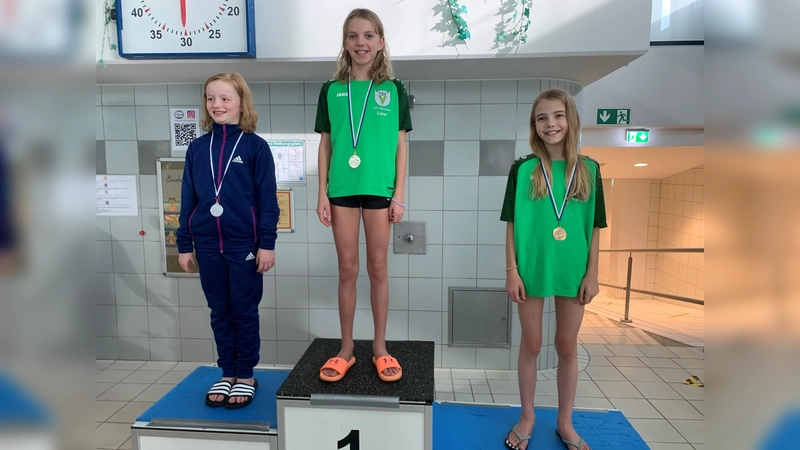 Die Besten über 200 Meter Brust im Jahrgang 2013 (von links): Marlene Kramer (Platz 2), Luna Oettrich (Platz 1) und Martina Ambrosi (Platz 3). (Foto: TSV Vaterstetten, Abteilung Schwimmen)