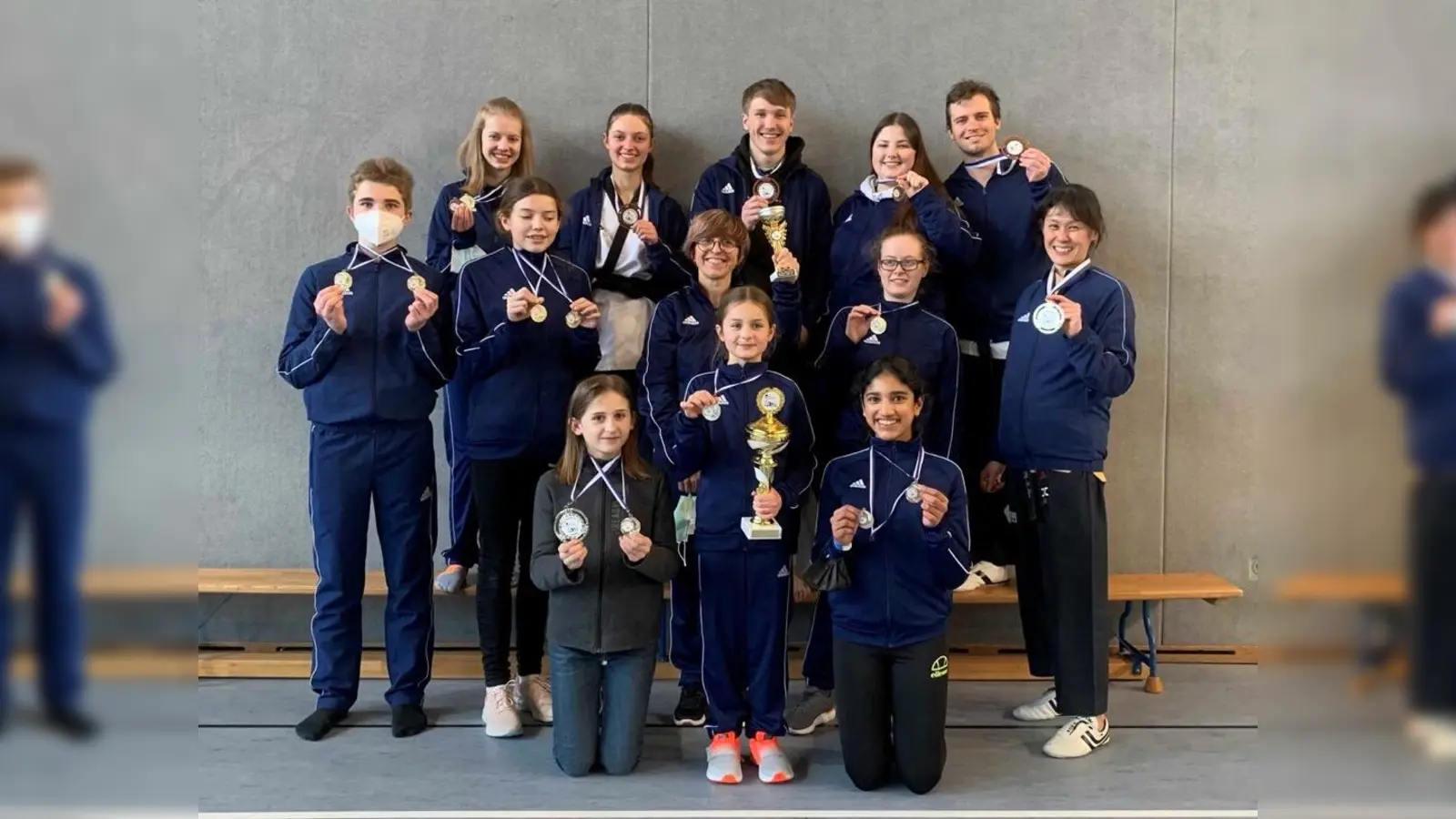 Das erfolgreiche Team aus Vaterstetten mit Vereinspokal und einem Family-Pokal. (Foto: Verein)