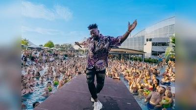 Stargast Kelvin Jones heizt den Gästen im Pool so richtig ein. (Foto: Therme Erding)