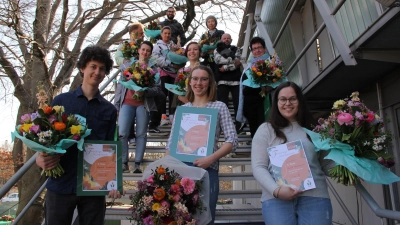 Die Teilnehmer des Wettbewerbs waren: Anian Friedrich, Nicole Westermaier, Thorsten Roth, Lea Schink, Alexandra Raum, Emori Mie, Hamoudh Mhd Raed, Vanessa Ahnemüller, Irmgard Fendt und Annika Stadler sowie Jacob Goede. (Foto: Blumengroßmarkt)