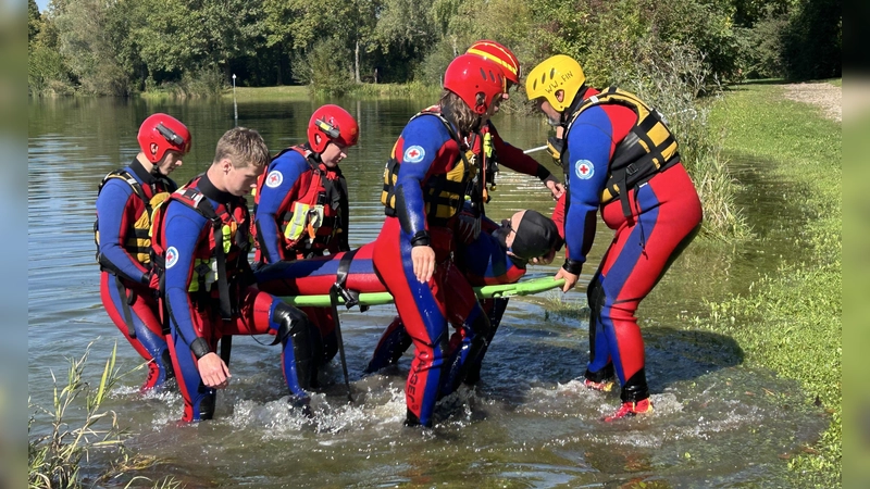 Ein besonderer Fokus lag auf der praktischen „wassernahen” Ausbildung, die am Finsinger Badeweiher stattfand. (Foto: Wasserwacht Finsing)