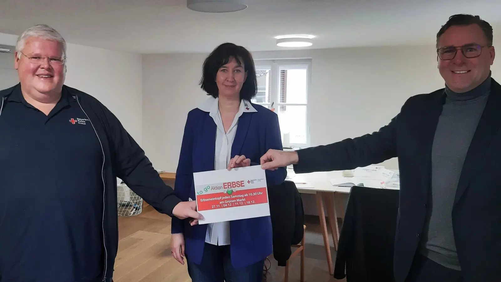 BRK-Vorsitzender Jürgen Loher (re.), stellv. Kreisgeschäftsführer Albert Thurner (li.), Pressesprecherin Danuta Pfanzelt freuen sich über den Fortbestand der "Erbse".<br> (Foto: BRK/HM)