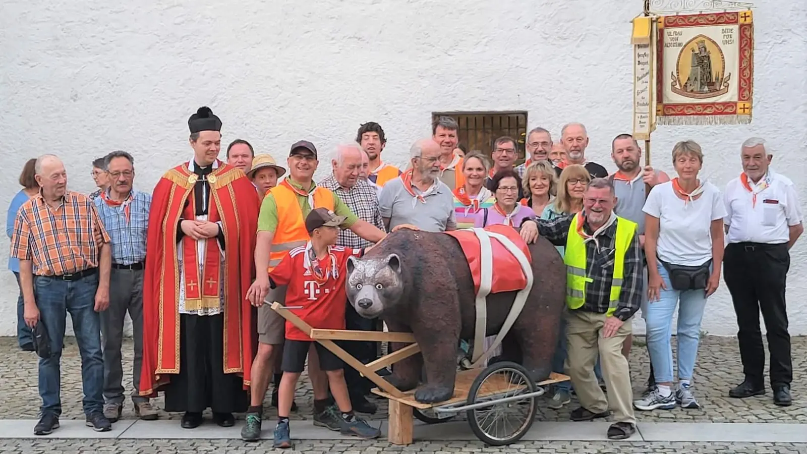 Die Pilgerinnen und Pilger gemeinsam mit Kaplan Michael Korell und dem Bären Florbinian. (Foto: Wallfahrerverein Freising und Umgebung e.V.)